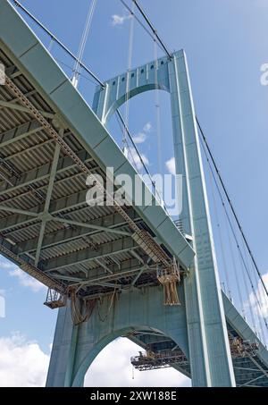 Die Bronx-Whitestone Bridge ist eine East River Hängebrücke, die Ferry Point/Throggs Neck in Bronx mit Whitestone in Queens, NYC verbindet. Stockfoto