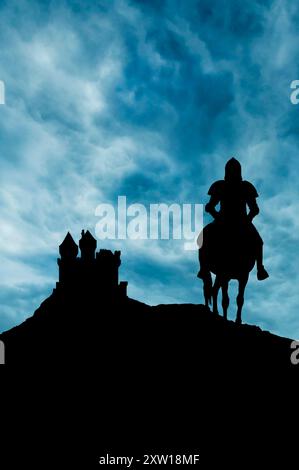 Silhouette eines Ritters auf Pferd mit Schloss im Hintergrund auf einem Hügel Stockfoto