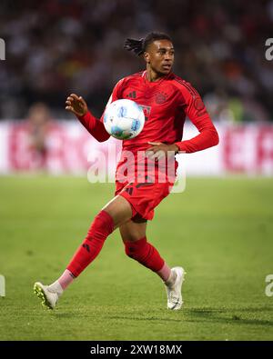 ULM – 16. AUGUST: Michael Olise von Bayern München läuft mit einem Ball während des DFB-Pokal-Spiels zwischen SSV Ulm 1846 und FC Bayern München am 16. August 2024 in Ulm. © diebilderwelt / Alamy Stock Stockfoto