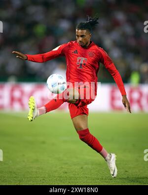 ULM – 16. AUGUST: Michael Olise von Bayern München läuft mit einem Ball während des DFB-Pokal-Spiels zwischen SSV Ulm 1846 und FC Bayern München am 16. August 2024 in Ulm. © diebilderwelt / Alamy Stock Stockfoto