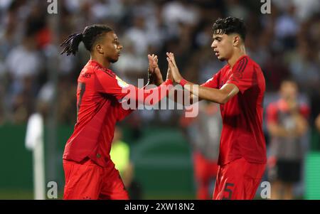 ULM – 16. AUGUST: Michael Olise von Bayern München mit Aleksandar Pavlovic von Bayern München beim DFB-Pokal-Spiel zwischen SSV Ulm 1846 und FC Bayern München am 16. August 2024 in Ulm. © diebilderwelt / Alamy Stock Stockfoto