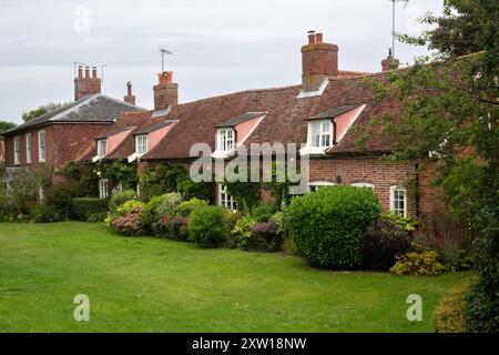 ORFORD, SUFFOLK, Großbritannien - 15. JULI 2024: Hübsche Ferienhäuser im Dorf Stockfoto