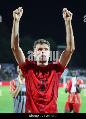 ULM, DEUTSCHLAND - 16. AUGUST: Thomas Mueller von Bayern München feiert mit den Fans nach dem Sieg ihrer Mannschaft das DFB-Pokal-Spiel zwischen SSV Ulm 1846 und FC Bayern München am 16. August 2024 in Ulm. © diebilderwelt / Alamy Stock Stockfoto