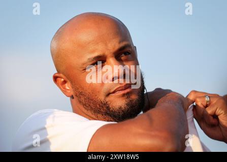 ULM – 16. AUGUST: Trainer Vincent Kompany von Bayern München vor dem DFB-Pokal-Spiel zwischen SSV Ulm 1846 und FC Bayern München am 16. August 2024 in Ulm. © diebilderwelt / Alamy Stock Stockfoto