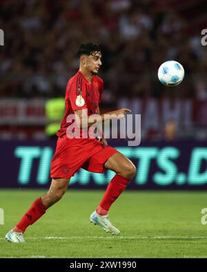 ULM – 16. AUGUST: Aleksandar Pavlovic von Bayern München läuft mit einem Ball während des DFB-Pokal-Spiels zwischen dem SSV Ulm 1846 und dem FC Bayern München am 16. August 2024 in Ulm. © diebilderwelt / Alamy Stock Stockfoto