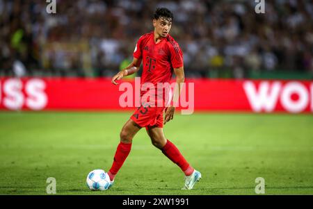 ULM – 16. AUGUST: Aleksandar Pavlovic von Bayern München läuft mit einem Ball während des DFB-Pokal-Spiels zwischen dem SSV Ulm 1846 und dem FC Bayern München am 16. August 2024 in Ulm. © diebilderwelt / Alamy Stock Stockfoto