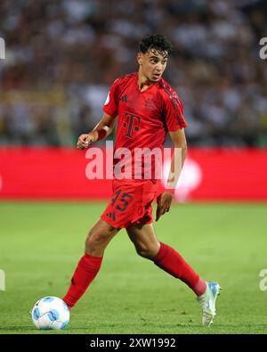 ULM – 16. AUGUST: Aleksandar Pavlovic von Bayern München läuft mit einem Ball während des DFB-Pokal-Spiels zwischen dem SSV Ulm 1846 und dem FC Bayern München am 16. August 2024 in Ulm. © diebilderwelt / Alamy Stock Stockfoto