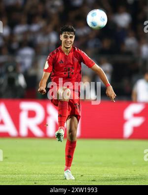 ULM – 16. AUGUST: Aleksandar Pavlovic von Bayern München läuft mit einem Ball während des DFB-Pokal-Spiels zwischen dem SSV Ulm 1846 und dem FC Bayern München am 16. August 2024 in Ulm. © diebilderwelt / Alamy Stock Stockfoto