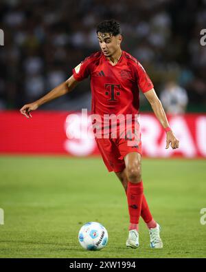 ULM – 16. AUGUST: Aleksandar Pavlovic von Bayern München läuft mit einem Ball während des DFB-Pokal-Spiels zwischen dem SSV Ulm 1846 und dem FC Bayern München am 16. August 2024 in Ulm. © diebilderwelt / Alamy Stock Stockfoto