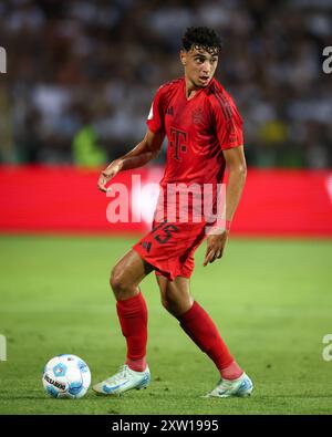 ULM – 16. AUGUST: Aleksandar Pavlovic von Bayern München läuft mit einem Ball während des DFB-Pokal-Spiels zwischen dem SSV Ulm 1846 und dem FC Bayern München am 16. August 2024 in Ulm. © diebilderwelt / Alamy Stock Stockfoto