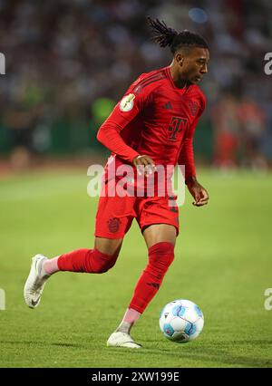 ULM – 16. AUGUST: Michael Olise von Bayern München läuft mit einem Ball während des DFB-Pokal-Spiels zwischen SSV Ulm 1846 und FC Bayern München am 16. August 2024 in Ulm. © diebilderwelt / Alamy Stock Stockfoto