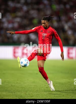 ULM – 16. AUGUST: Michael Olise von Bayern München läuft mit einem Ball während des DFB-Pokal-Spiels zwischen SSV Ulm 1846 und FC Bayern München am 16. August 2024 in Ulm. © diebilderwelt / Alamy Stock Stockfoto