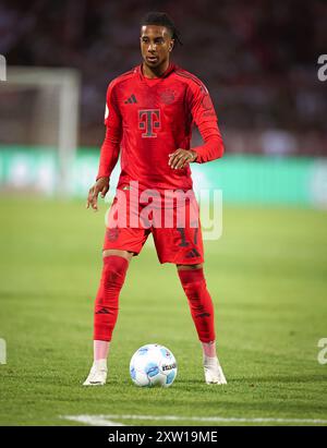 ULM – 16. AUGUST: Michael Olise von Bayern München läuft mit einem Ball während des DFB-Pokal-Spiels zwischen SSV Ulm 1846 und FC Bayern München am 16. August 2024 in Ulm. © diebilderwelt / Alamy Stock Stockfoto