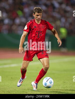 ULM – 16. AUGUST: Thomas Müller aus Bayern läuft mit einem Ball Muenchen beim DFB-Pokal-Spiel zwischen dem SSV Ulm 1846 und dem FC Bayern München am 16. August 2024 in Ulm. © diebilderwelt / Alamy Stock Stockfoto