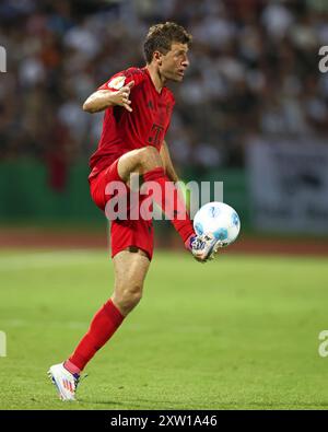 ULM – 16. AUGUST: Thomas Müller aus Bayern läuft mit einem Ball Muenchen beim DFB-Pokal-Spiel zwischen dem SSV Ulm 1846 und dem FC Bayern München am 16. August 2024 in Ulm. © diebilderwelt / Alamy Stock Stockfoto