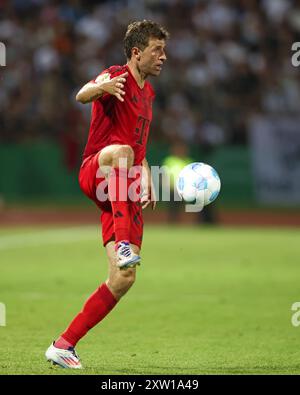 ULM – 16. AUGUST: Thomas Müller aus Bayern läuft mit einem Ball Muenchen beim DFB-Pokal-Spiel zwischen dem SSV Ulm 1846 und dem FC Bayern München am 16. August 2024 in Ulm. © diebilderwelt / Alamy Stock Stockfoto