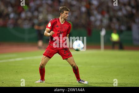 ULM – 16. AUGUST: Thomas Müller aus Bayern läuft mit einem Ball Muenchen beim DFB-Pokal-Spiel zwischen dem SSV Ulm 1846 und dem FC Bayern München am 16. August 2024 in Ulm. © diebilderwelt / Alamy Stock Stockfoto