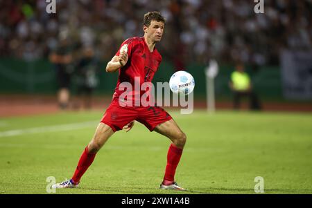 ULM – 16. AUGUST: Thomas Müller aus Bayern läuft mit einem Ball Muenchen beim DFB-Pokal-Spiel zwischen dem SSV Ulm 1846 und dem FC Bayern München am 16. August 2024 in Ulm. © diebilderwelt / Alamy Stock Stockfoto