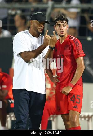 ULM, DEUTSCHLAND - 16. AUGUST: Trainer Vincent Kompany von Bayern München gibt seinen Mannschaftsanweisungen Aleksandar Pavlovic von Bayern München beim DFB-Pokal-Spiel zwischen SSV Ulm 1846 und FC Bayern München am 16. August 2024 in Ulm. © diebilderwelt / Alamy Stock Stockfoto