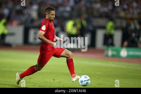 ULM – 16. AUGUST: Raphael Guerreiro von Bayern München läuft mit einem Ball während des DFB-Pokal-Spiels zwischen SSV Ulm 1846 und FC Bayern München am 16. August 2024 in Ulm. © diebilderwelt / Alamy Stock Stockfoto