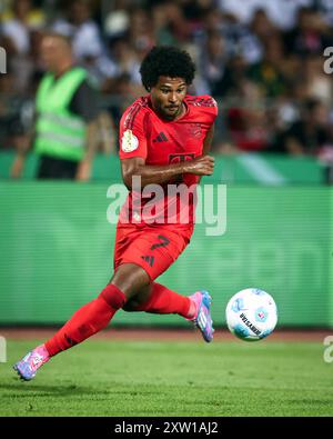 ULM – 16. AUGUST: Serge Gnabry von Bayern München läuft mit einem Ball während des DFB-Pokal-Spiels zwischen SSV Ulm 1846 und FC Bayern München am 16. August 2024 in Ulm. © diebilderwelt / Alamy Stock Stockfoto