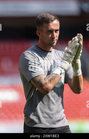 London, Großbritannien. August 2024. Sam Howes (13) von Leyton Orient wärmt sich vor dem Charlton Athletic FC gegen Leyton Orient FC SKY BET EFL League 1 Spiel am 17. August 2024 in The Valley, London, England, Großbritannien auf Credit: Every Second Media/Alamy Live News Stockfoto