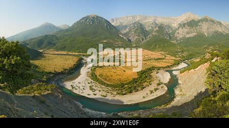 Panorama der Flussbiegung Vjosa bei Sonnenaufgang Stockfoto