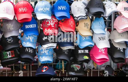 Viele Baseballmützen auf dem Rack eines Straßenhändlers in Manhattan, New York Stockfoto