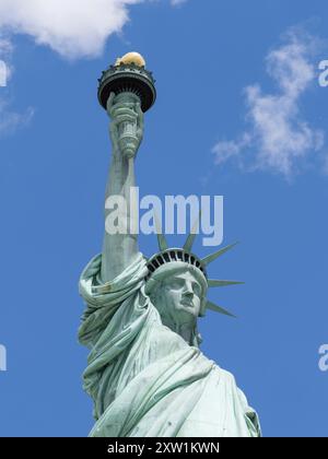 Die Freiheitsstatue („Liberty Enlightening the World“) auf Liberty Island im Hafen von New York. Stockfoto