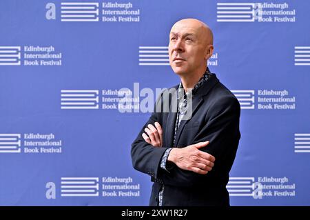 Edinburgh, Schottland, Großbritannien. August 2024. Edinburgh International Book Festival: Chris Brookmyre, preisgekrönter schottischer Krimiautor, beim offiziellen Fotogespräch. Quelle: Craig Brown/Alamy Live News Stockfoto