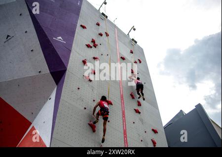 Bandung, Indonesien. August 2024. Fauzan Akbar (L) aus Indonesien tritt mit Alfian Muhammad Fajri aus Indonesien beim Spiel der Männer auf dem dritten Platz des Eiger Independence Sport Climbing Competition (EISCC) 2024 in Bandung, West Java, Indonesien, am 17. August 2024 an. Quelle: Septianjar Muharam/Xinhua/Alamy Live News Stockfoto