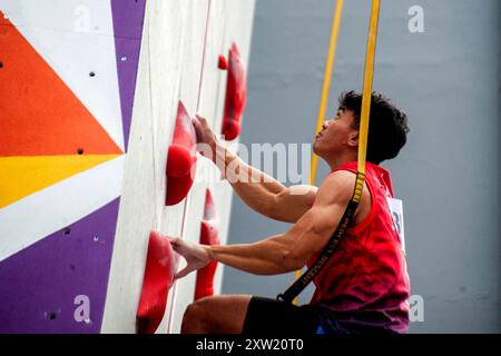 Bandung, Indonesien. August 2024. Kiromal Katibin aus Indonesien tritt beim Speed-Finale der Eiger Independence Sport Climbing Competition (EISCC) 2024 in Bandung, West Java, Indonesien, am 17. August 2024 an. Quelle: Septianjar Muharam/Xinhua/Alamy Live News Stockfoto