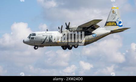 Hellenic Air Force - Lockheed C-130H Hercules kommt bei der RAF Fairford an, um an der statischen Ausstellung der Royal International Air Tattoo 2024 teilzunehmen. Stockfoto