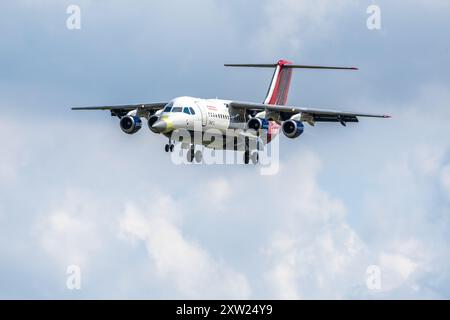 QinetiQ - British Aerospace Avro RJ100, der bei der RAF Fairford ankommt, um an der statischen Ausstellung auf der Royal International Air Tattoo 2024 teilzunehmen. Stockfoto