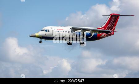 QinetiQ - British Aerospace Avro RJ100, der bei der RAF Fairford ankommt, um an der statischen Ausstellung auf der Royal International Air Tattoo 2024 teilzunehmen. Stockfoto