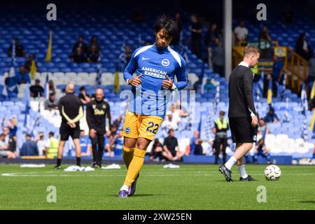 Liverpool, Großbritannien. August 2024. Brighton und Hove Albion Mittelfeldspieler Kaoru Mitoma (22) bereitet sich am 17. August 2024 für das Spiel Everton FC gegen Brighton & Hove Albion FC English Premier League im Goodison Park, Liverpool, England, Großbritannien vor. Credit: Every Second Media/Alamy Live News Stockfoto