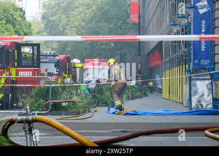 Somerset House, London, Großbritannien. August 2024. Feuerwehrmannschaften nehmen an einem Brand im Somerset House in London Teil. Quelle: Matthew Chattle/Alamy Live News Stockfoto