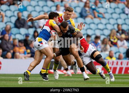 Carlos Tuimavave (Mitte) von Hull FC wird während des Spiels der Betfred Super League in Elland Road, Leeds, angegriffen. Bilddatum: Samstag, 17. August 2024. Stockfoto