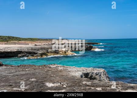 Ostuni, Costa Merlata, wo Sie zahlreiche Buchten und Strände mit kristallklarem Meer entdecken können. Stockfoto
