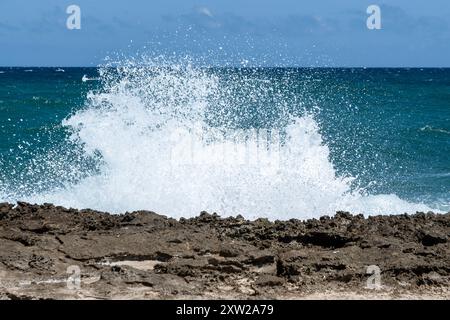 Ostuni, Costa Merlata, wo Sie zahlreiche Buchten und Strände mit kristallklarem Meer entdecken können. Stockfoto