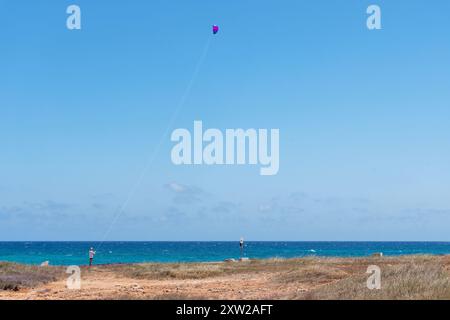 Ostuni, Costa Merlata, wo Sie zahlreiche Buchten und Strände mit kristallklarem Meer entdecken können. Stockfoto