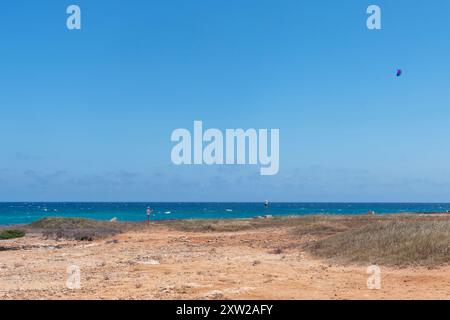 Ostuni, Costa Merlata, wo Sie zahlreiche Buchten und Strände mit kristallklarem Meer entdecken können. Stockfoto