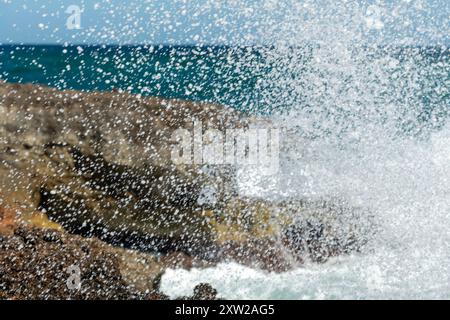 Ostuni, Costa Merlata, wo Sie zahlreiche Buchten und Strände mit kristallklarem Meer entdecken können. Stockfoto