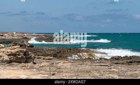 Ostuni, Costa Merlata, wo Sie zahlreiche Buchten und Strände mit kristallklarem Meer entdecken können. Stockfoto