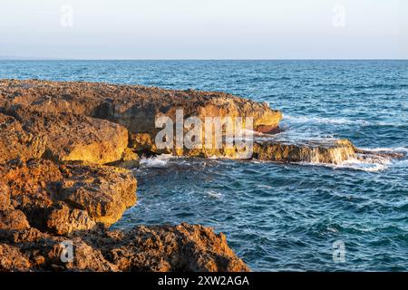 Ostuni, Costa Merlata, wo Sie zahlreiche Buchten und Strände mit kristallklarem Meer entdecken können. Stockfoto