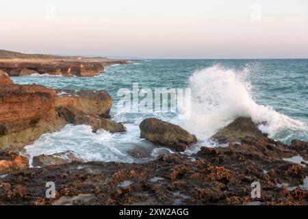 Ostuni, Costa Merlata, wo Sie zahlreiche Buchten und Strände mit kristallklarem Meer entdecken können. Stockfoto