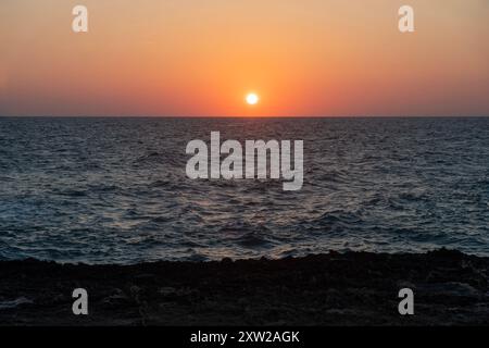 Ostuni, COSTA MERLATA (Sonnenaufgang), wo Sie zahlreiche Buchten und Strände mit kristallklarem Meer entdecken können. Stockfoto
