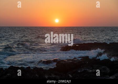 Ostuni, COSTA MERLATA (Sonnenaufgang), wo Sie zahlreiche Buchten und Strände mit kristallklarem Meer entdecken können. Stockfoto