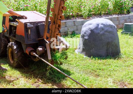 Verlegung von Kommunikationsfaser grabenlos mit horizontaler Richtbohrmaschine vor der Installation eines Erdkabels Stockfoto