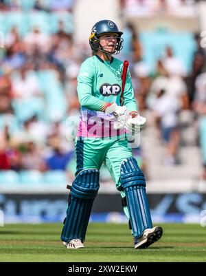 Oval Invincibles Paige Scholfield geht über das Feld, nachdem er von London Spirit Charlie Dean (nicht abgebildet) während des Hundred Women's Eliminator Matches im Kia Oval, London, ausgeschlagen wurde. Bilddatum: Samstag, 17. August 2024. Stockfoto